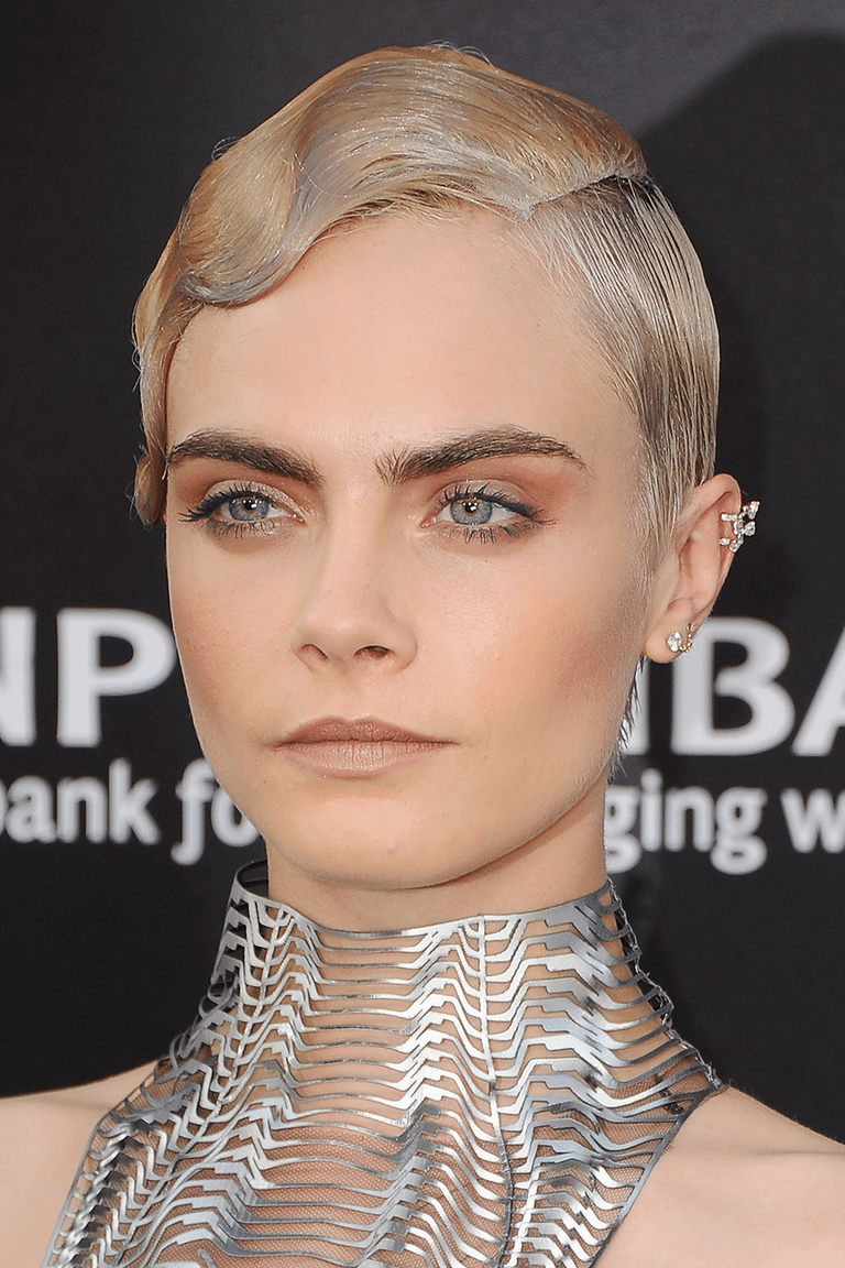 If you are bored with the usual hair color, never underestimate the power of grey hair. It's no surprise that it's chic, okay, so let those grey strands come out to play if they're showing up. In the below pic, Ms. Delevingne somehow made her grey-blonde cut look even cooler with a classic '50s S-wave in the front. No doubt our star has some help here from extensions. You can refer to MACSARA’s hair extensions to get a great look right now!