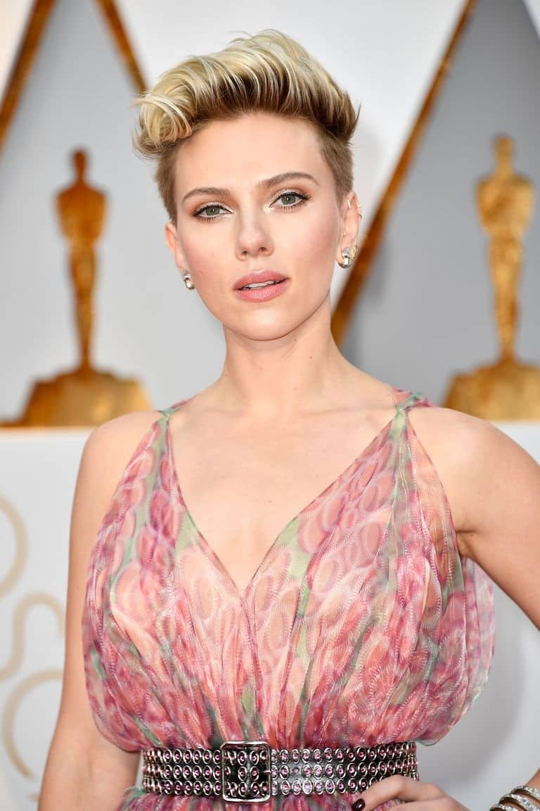 It is said that shaved sides don't always have to look rough and tough. Johansson completes her soft dress with stunning hair here. Do you agree with me that Scarlett Johansson looks elegant with her tapered cut paired with the most perfect, loopy curls?