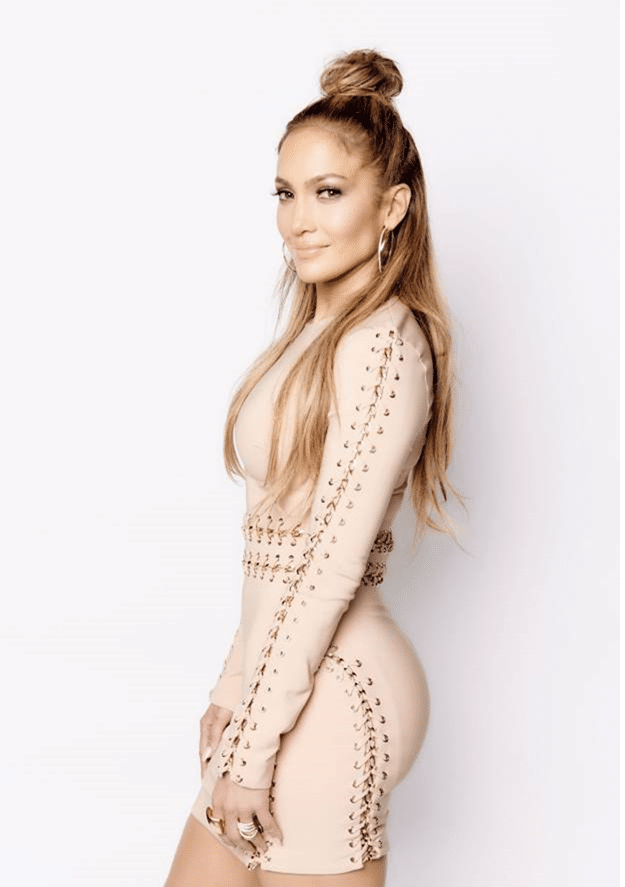 We know J Lo always knows how to be charming and look like a diva, even when she doesn’t do it on purpose. Her casual half-up bun is perfect for running a quick errand, staying in and idling away in front of the TV or smiling for the paparazzi at an award show!