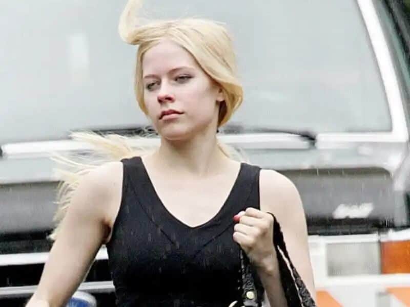 Avril Lavigne goes to the gym