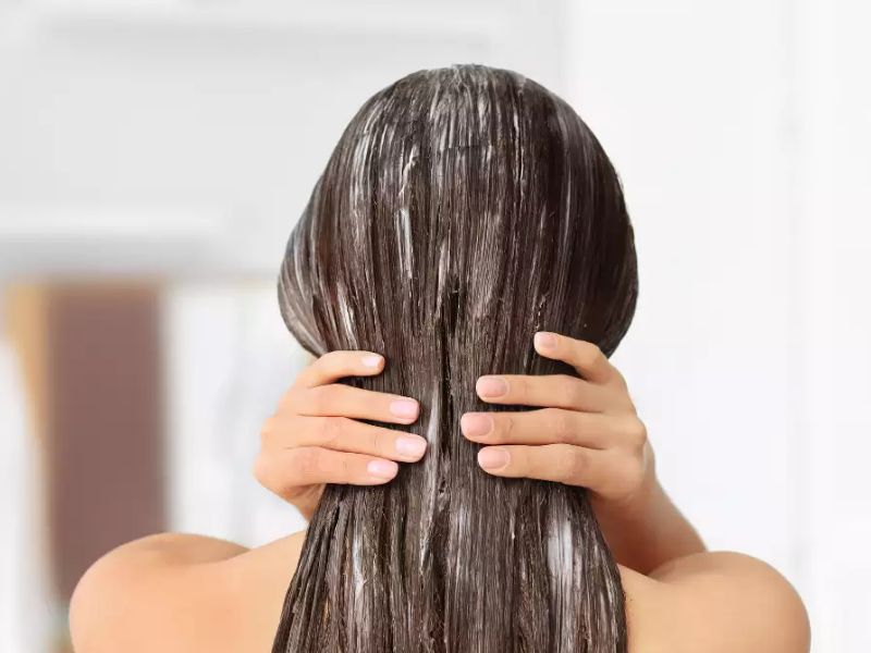 Use high-quality products to condition wavy hair 