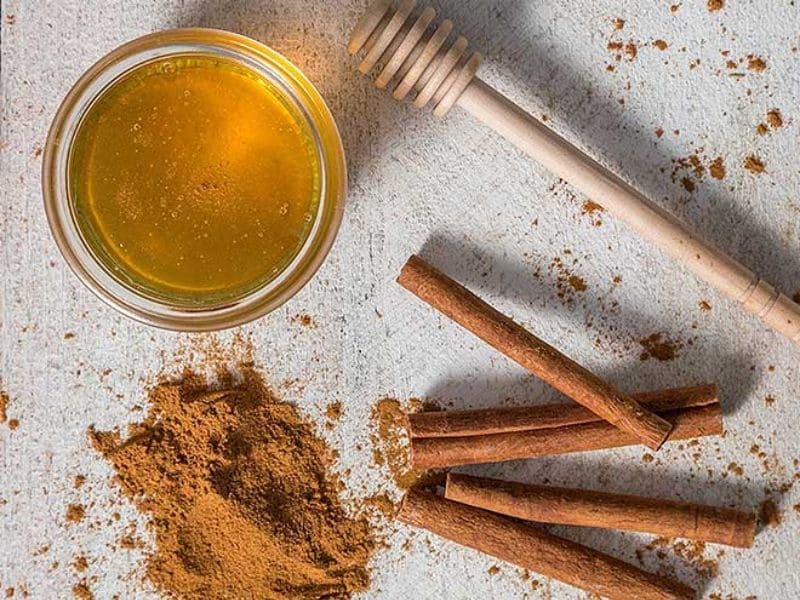Mix cinnamon powder with honey